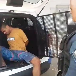 Alef Paula Neves, de 31 anos, usou um martelo para ameaçar pessoas que passavam pela rua e chegou a dizer que mataria um guarda municipal que atuou na ocorrência, no domingo (11)