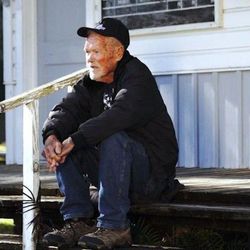 Charlie Hopkins pode ser o último ex-detento de Alcatraz ainda vivo. Ele conta sobre suas experiências na prisão, suas dificuldades de comportamento e os planos de reabertura do presídio de segurança máxima, pelo presidente americano Donald Trump.