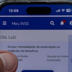 Governo inicia a informação sobre quem foi pode ter sido prejudicado nesta terça-feira (13/5), enquanto oposição tenta colar discurso de corrupção em Lula. "Maior escândalo de corrupção da história", diz o deputado Nikolas Ferreira em vídeo