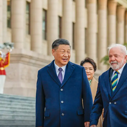 Especialistas afirmam que Brasil e China querem mostrar que têm alternativas diplomáticas em meio a turbulência internacional.