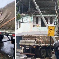 Acidente aconteceu na manhã de segunda-feira (12) após veículo realizar uma curva fechada; EDP suspendeu a energia temporariamente para reparos