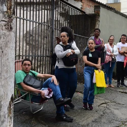 Mesmo após fim do prazo para cancelamento de taxa sindical, profissionais foram até a sede do Sintrasades, mas encontraram as portas fechadas