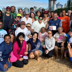 São cerca de 50 homens e mulheres com mais de 60 anos que se reúnem semanalmente para atividades de promoção da saúde