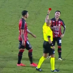 Nos jogos de Vasco e Flamengo, árbitros foram chamados ao recurso de vídeo para concluírem o óbvio