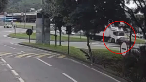 Câmera registrou o momento em que o carro tenta cruzar a pista em um trevo e acaba acertado pelo caminhão que trafegava na rodovia federal; assista