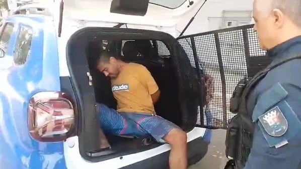 Alef Paula Neves, de 31 anos, usou um martelo para ameaçar pessoas que passavam pela rua e chegou a dizer que mataria um guarda municipal que atuou na ocorrência, no domingo (11)