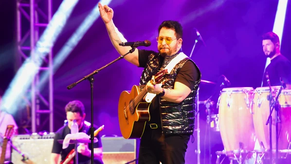 Marrone 'passa bem' após bater com a cabeça no palco em show, mas permanece internado