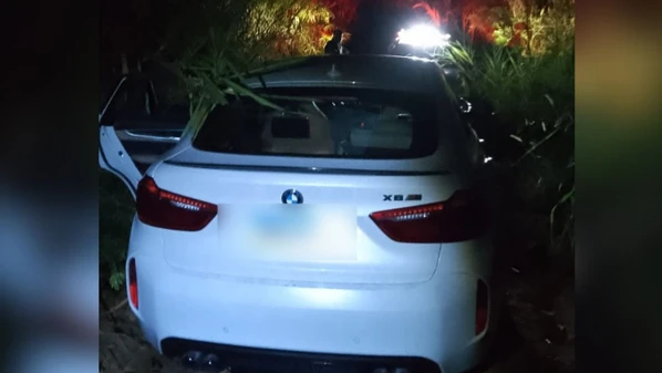 Além do carro de luxo, foram roubados um cordão e uma pulseira de ouro, um celular, um cofre com cerca de R$ 14 mil em dinheiro e folhas de cheque, um revólver e uma escopeta