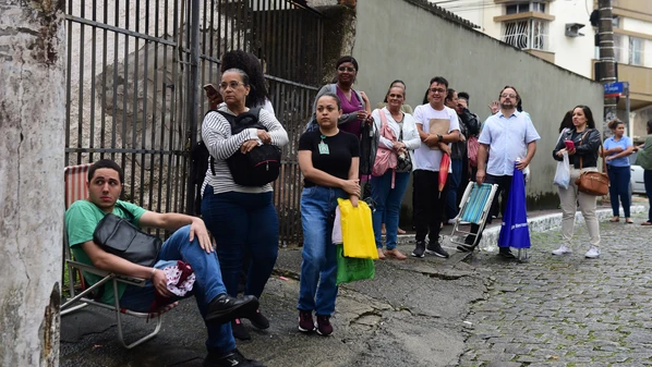 Mesmo após fim do prazo para cancelamento de taxa sindical, profissionais foram até a sede do Sintrasades, mas encontraram as portas fechadas