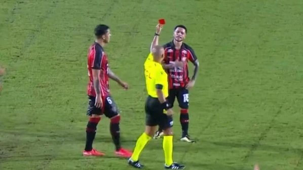 Nos jogos de Vasco e Flamengo, árbitros foram chamados ao recurso de vídeo para concluírem o óbvio