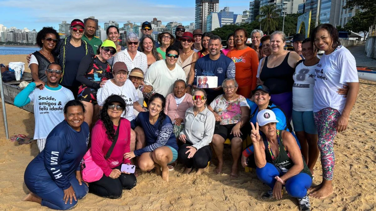 Integrantes do grupo FelizIdade foram até a Praia da Costa participar da Remada da Inclusão.