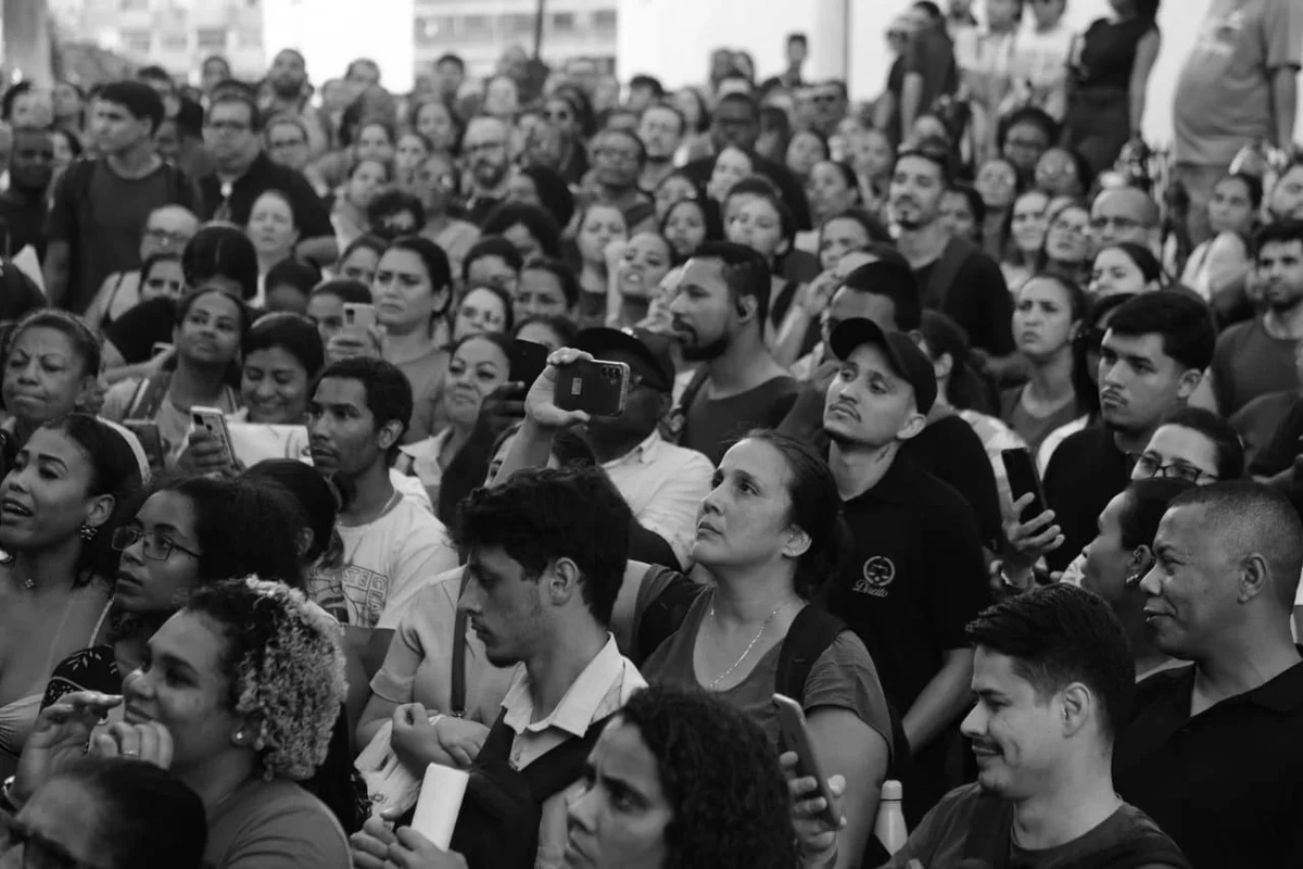 Trabalhadores da saúde enfrentam fila para evitar desconto de taxa sindical