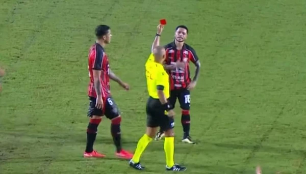 Wilton Sampaio expulsou no jogo Vitória e Vasco