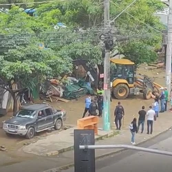 Ação ocorreu nesta terça (13), perto do Terminal de Campo Grande; segundo a prefeitura, no local também havia bancas de jornal abandonadas e barracas de ambulantes irregulares