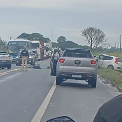 Colisão ocorreu na manhã desta terça-feira (13); PRF informou que há relato de vítimas, sendo que uma delas está presa às ferragens