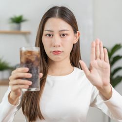 Por trás do sabor adocicado e da sensação refrescante, essa bebida esconde um coquetel de substâncias prejudiciais ao trato urinário