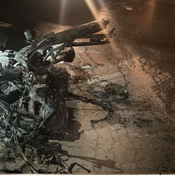 Vítima tinha 42 anos e foi arrastada por vários metros após ficar presa entre o caminhão e a mureta da via; colisão aconteceu na noite desta terça-feira (13)