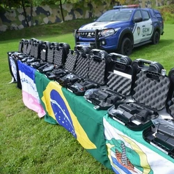 Os agentes passaram por um treinamento específico para habilitação e uso das novas armas, que adotam o mesmo calibre padrão das forças policiais estaduais
