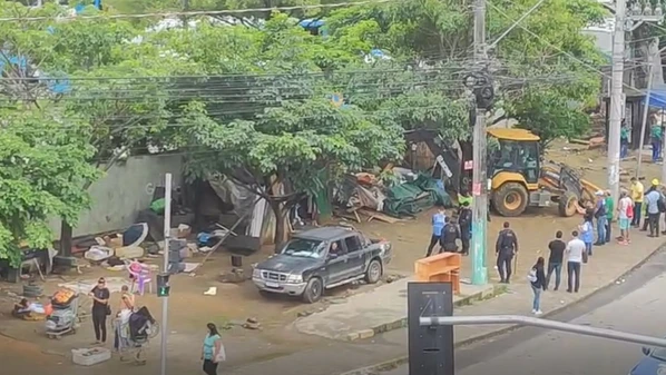 Ação ocorreu nesta terça (13), perto do Terminal de Campo Grande; segundo a prefeitura, no local também havia bancas de jornal abandonadas e barracas de ambulantes irregulares