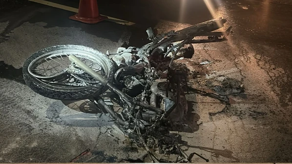 Vítima tinha 42 anos e foi arrastada por vários metros após ficar presa entre o caminhão e a mureta da via; colisão aconteceu na noite desta terça-feira (13)