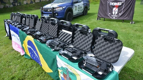 Os agentes passaram por um treinamento específico para habilitação e uso das novas armas, que adotam o mesmo calibre padrão das forças policiais estaduais
