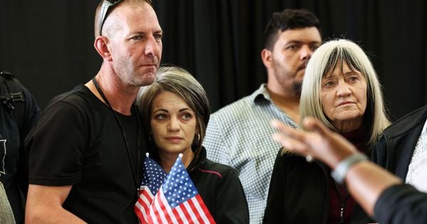 Os EUA estão recebendo dezenas de afrikaners como refugiados após um decreto de Trump alegando que eles estão sendo perseguidos por razões raciais, algo que o governo sul-africano nega veementemente.