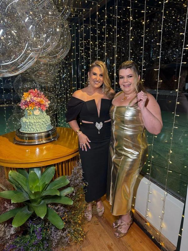 A aniversariante Cintya Scardua com a amiga e organizadora do evento Fernanda Prates, último sábado no Le Buffet Studio
