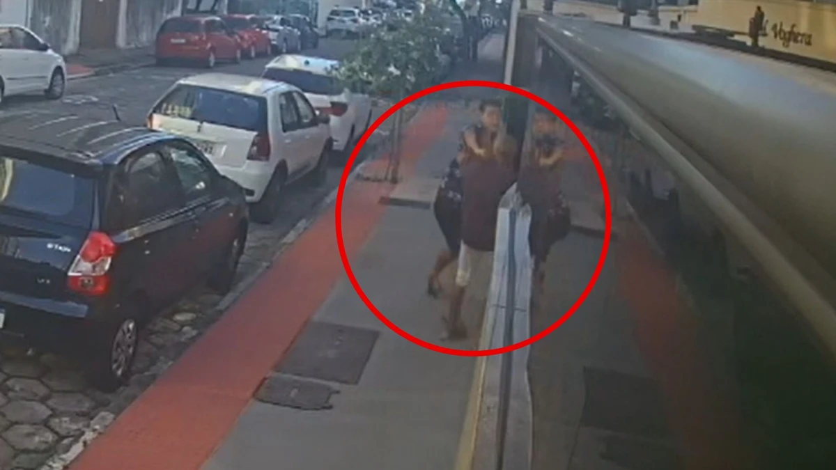 Assaltante rouba celular e agride senhor em Jardim Camburi