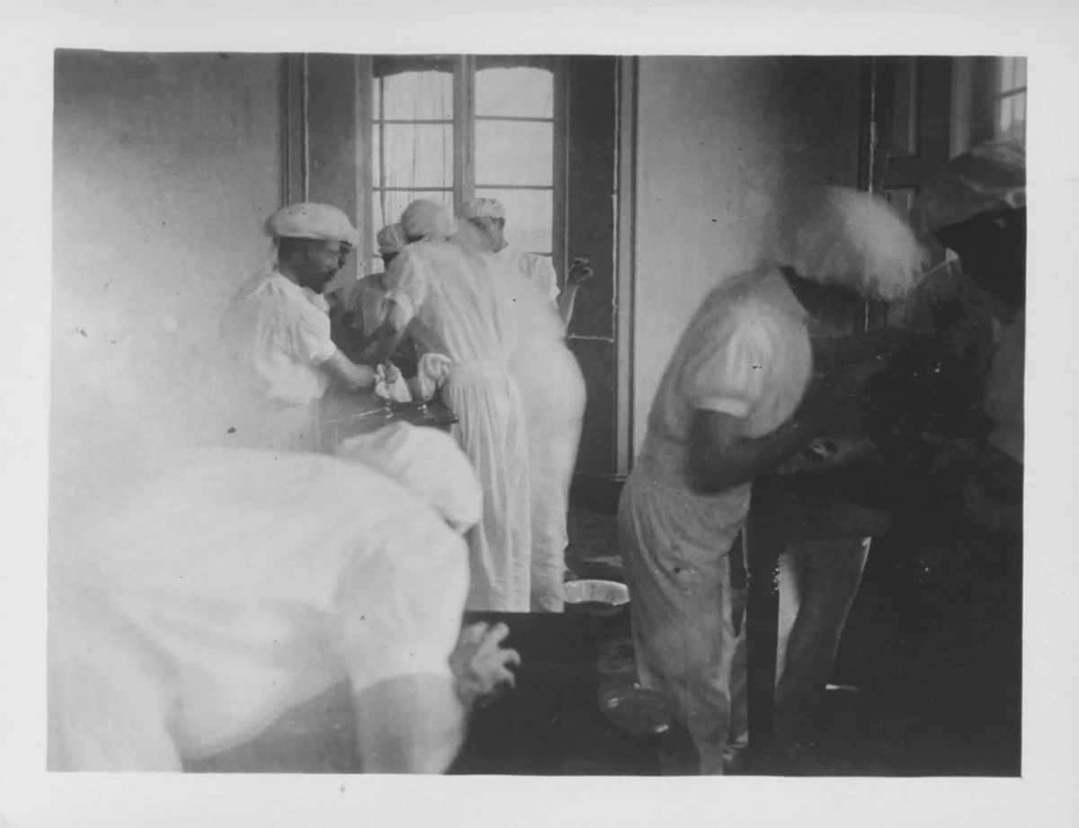 Fotos de 1900 mostram a cirurgia feira por Eduardo Chapot Prévost