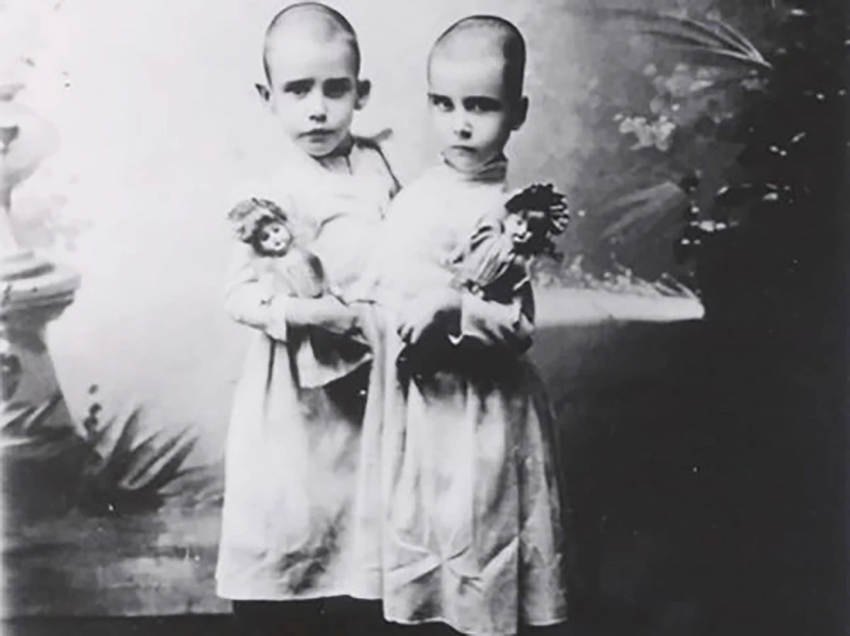 Fotos de 1900 mostram as gêmeas siamesas por Reprodução / Arquivo Público Mineiro / A. Larrete