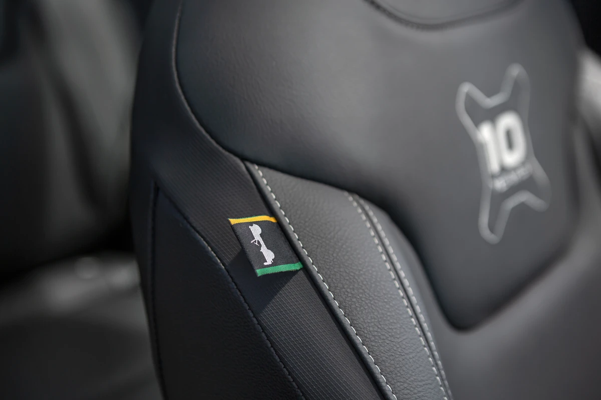 Internamente, o Renegade 10 Anos conta com adesivos e outros elementos que também reforçam a exclusividade do modelo por Jeep/Divulgação