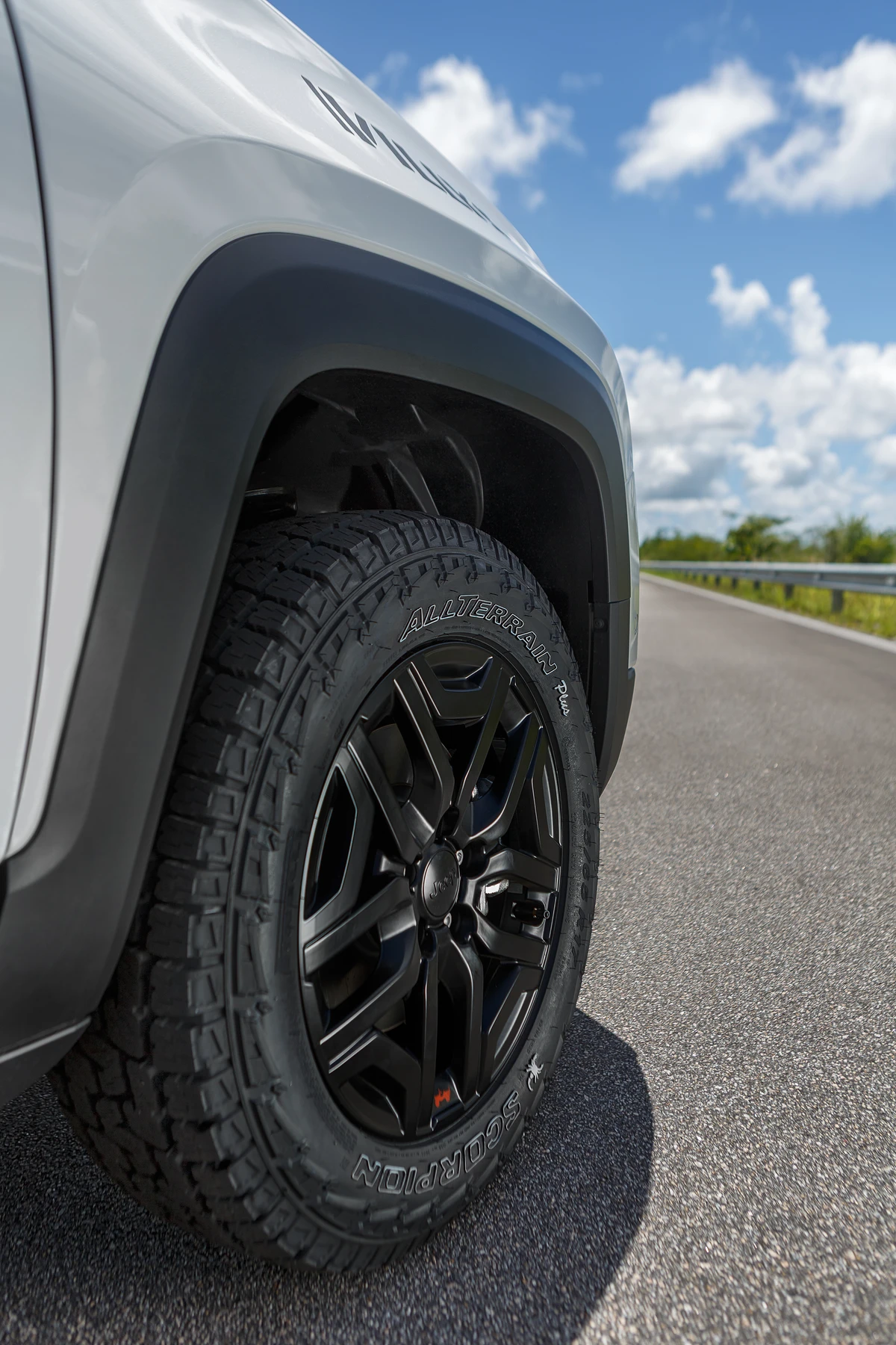 A série especial Renegade 10 Anos conta com pneus Pirelli Scorpion ATR+ de uso misto e com as rodas de liga leve aro 17” por Jeep/Divulgação