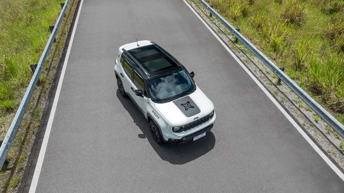 O Renegade 10 Anos tem adesivos no capô entre os itens que reforçam a exclusividade do modelo por Jeep/Divulgação