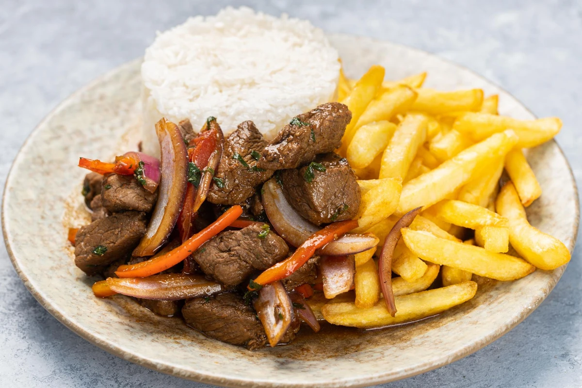 Lomo saltado com batata frita