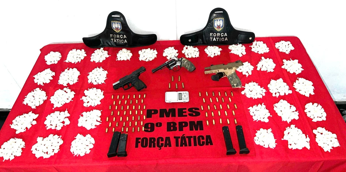 Mais de mil papelotes de cocaína e três armas foram apreendidos em Cachoeiro de Itapemirim, no Sul do ES
