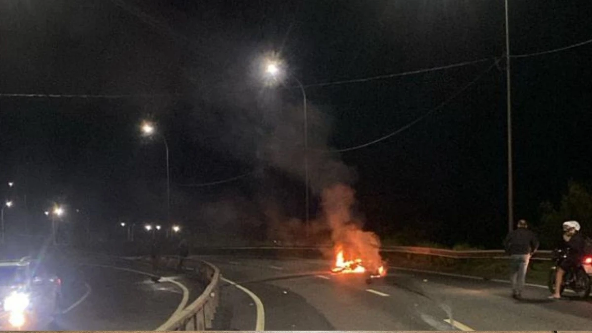 Moto pega fogo após acidente na Avenida do Contorno