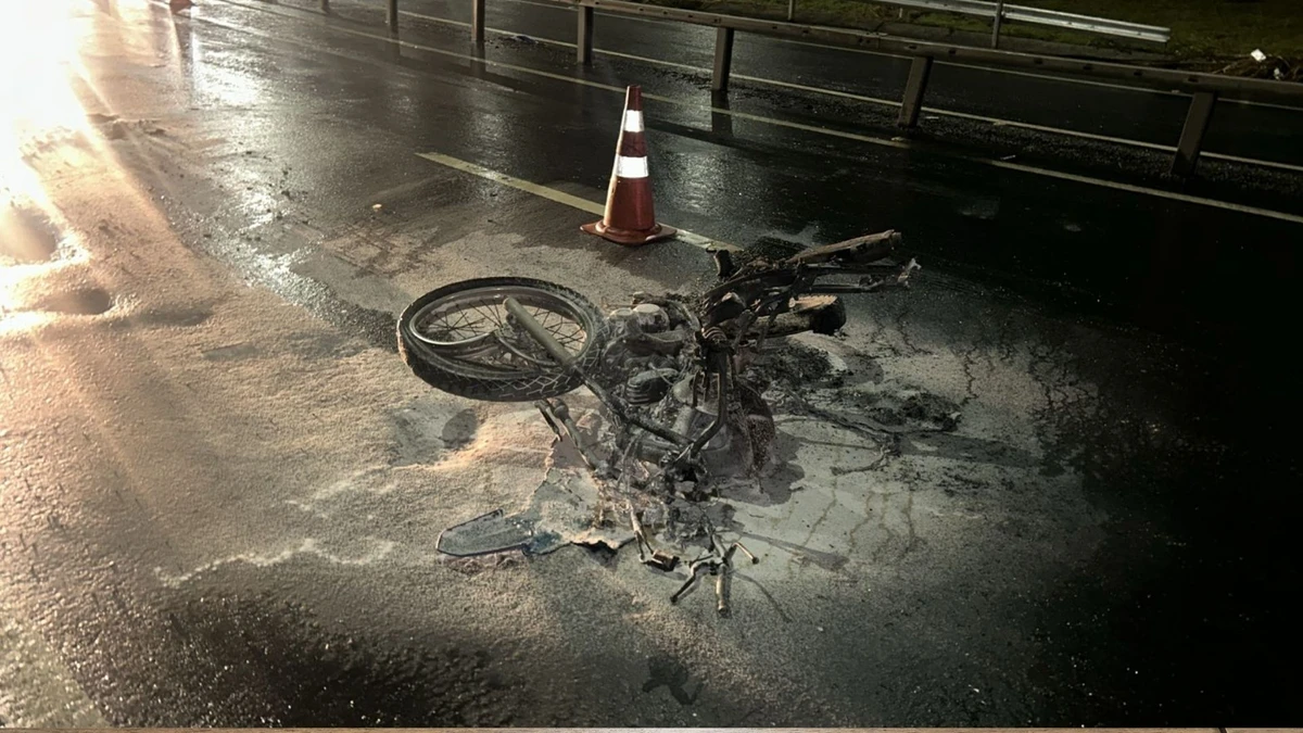 Moto pega fogo após acidente na Avenida do Contorno por Daniel Marçal