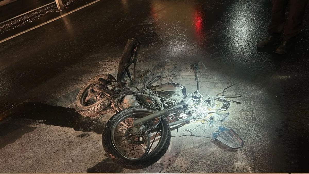 Moto pega fogo após acidente na Avenida do Contorno por Daniel Marçal