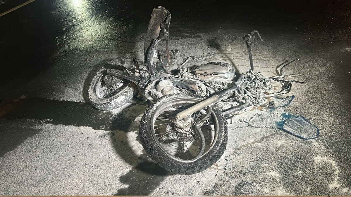 Moto pega fogo após acidente na Avenida do Contorno por Daniel Marçal
