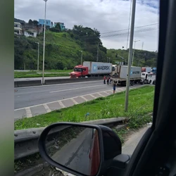 Colisão ocorreu no começo da tarde desta quarta-feira (14) logo depois da Ceasa, e deixou o trânsito parcialmente interrompido