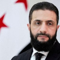 Desde que assumiu o poder, al-Sharaa enfrenta o desafio de tentar conciliar demandas concorrentes — e equilibrar as expectativas da comunidade internacional e dos setores liberais da população síria com as demandas da ala radical.