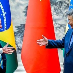 China é o maior parceiro comercial do Brasil desde 2009. Lula quer aprofundar relações com o país, mas especialistas apontam riscos nessa estratégia.