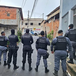 Ação do Ministério Público do Espírito Santo, com apoio da Polícia Militar capixaba e de Minas Gerais, cumpre mandados na Serra (ES) e em Belo Horizonte (MG)