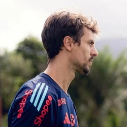Novo integrante da comissão técnica do Flamengo, o ex-zagueiro Rodrigo Caio venceu a concorrência de outros três postulantes ao cargo