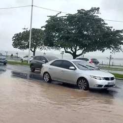 Problema causou alagamento na via, principalmente nas pistas do meio e da direita no sentido Mata da Praia; moradores de Jardim Camburi podem ficar sem água até as 13h