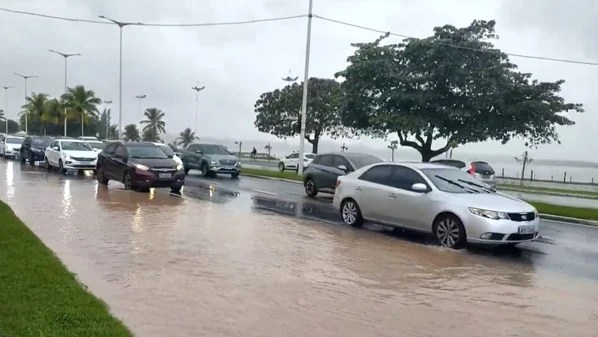 Problema causou alagamento na via, principalmente nas pistas do meio e da direita no sentido Mata da Praia; moradores de Jardim Camburi podem ficar sem água até as 13h