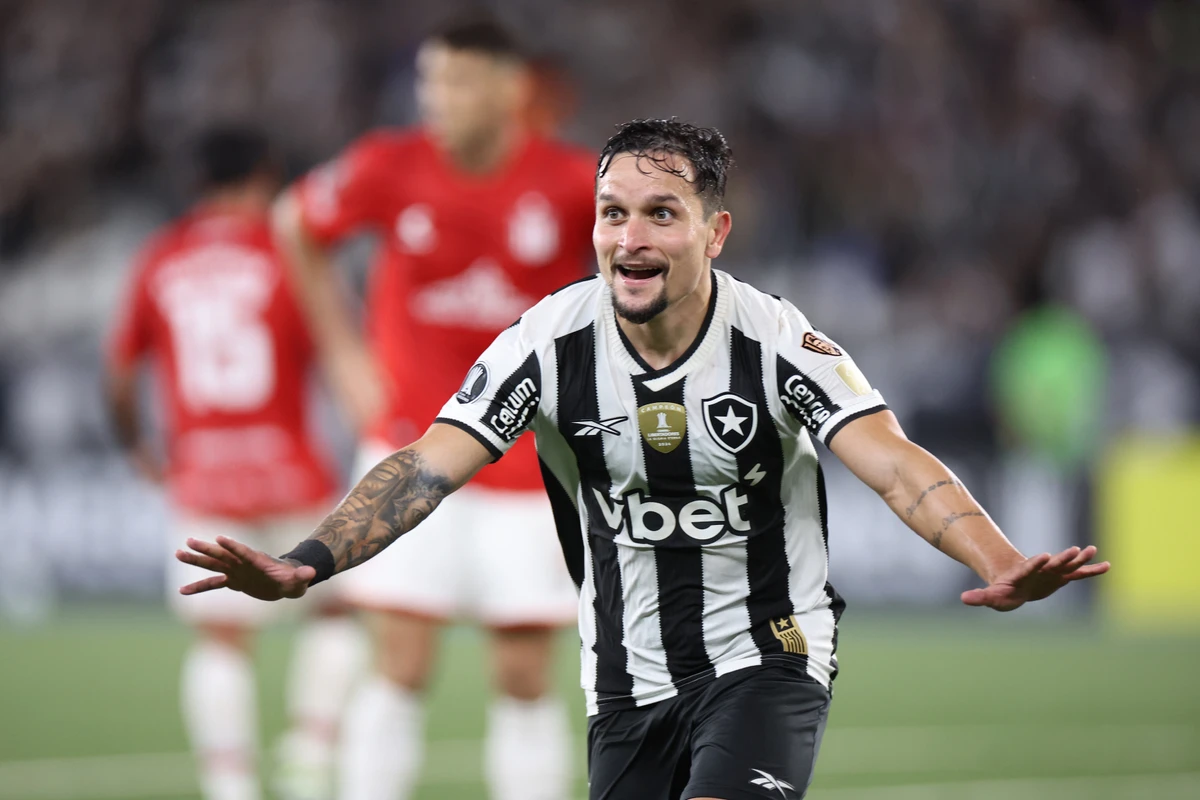 Artur marcou o gol que garantiu a vitória do Botafogo sobre o Estudiantes
