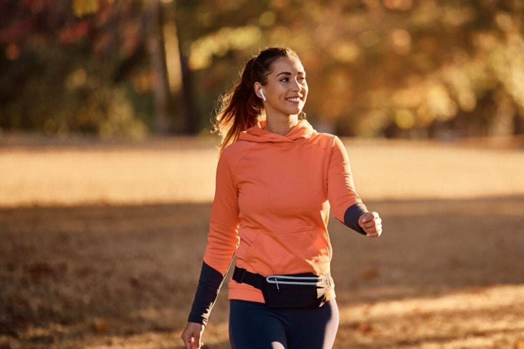 A caminhada é um bom exercício para quem tem lipedema (Imagem: Drazen Zigic | Shuttterstock)