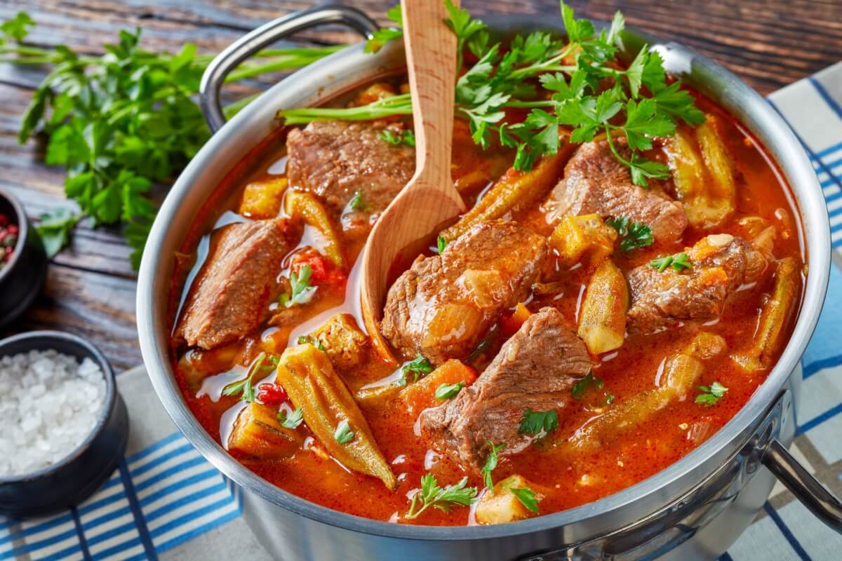 Carne bovina com quiabo (Imagem: from my point of view | Shutterstock)