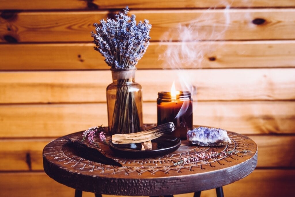 O incenso de lavanda promove a clareza mental e a conexão espiritual (Imagem: FotoHelin | Shutterstock)